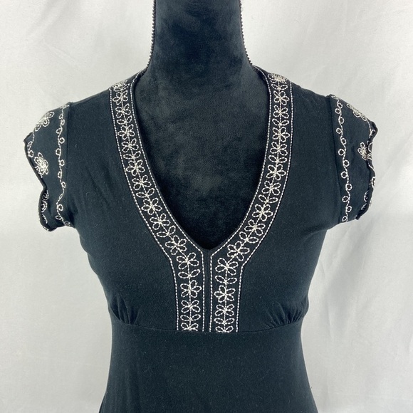 BCBG Max Azria 100% Cotton Black Tunic with Embroidered White Flower Detail - Picture 3 of 9